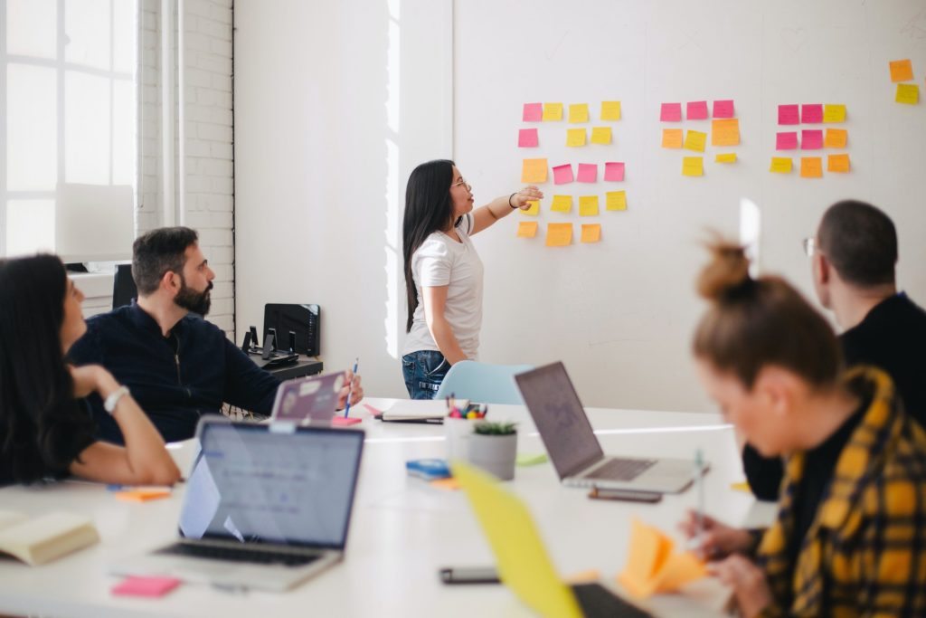 equipe de trabalho resolvendo um desafio